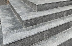 2.2 - Schody granitowe - grafitowe z granitu typu Padang Dark płomieniowane 125 cm lub 150x34x3 cm z podstopnicą 150x15x2 cm.jpg