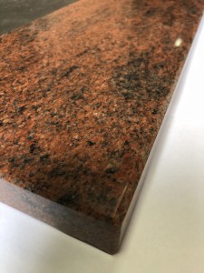granit-multicolor-red-szczegół-naroznik.jpeg