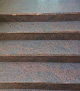 4.2 - Schody granitowe - czerwono brązowe z granitu typu MULTICOLOR RED płomieniowane  125x34x3 cm lub  150x34x3 cm z podstopnicą  124 cm lub 150x15x2 cm.jpg