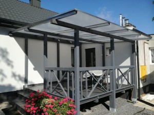 Zadaszenie w Rędzinach - z płytami komorowymi 16 mm opal 9X, profile al. górne i dolne konstrukcyjne, profil al. F16.jpeg