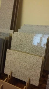 Granit beżowo-piask. typu Yellow Pink płomień 60x40x2 - w tle poler 60x60x2 oraz Brąz Królewski płomień po lewej .jpg