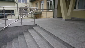 Granit szary typu G603 płomieniowany i polerowany (2).JPG