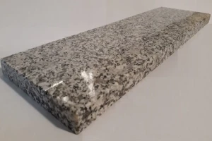 Parapety/Stopnice  - GRANIT SZARY PEDRAS SALGADAS - (hiszp.) poler, gr. 3 cm  - 1 m2 wyrobu gotowego