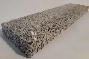 Parapety/Stopnice  - GRANIT ROSA BETA    poler, gr. 2 cm  -  1 m2 wyrobu gotowego