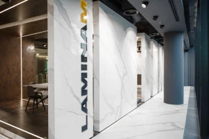 Laminam NATIRALI BIANCO STATUARIO VENATO - grubości 3,5, 5,0 12,5 mm showroom1.jpg