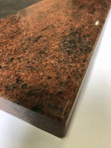 granit-multicolor-red-szczegół-naroznik.jpeg
