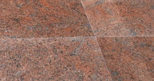Granit czerwono-brązowy  typu MULTICOLOR RED poler 30,5x61 x1,0 cm  
